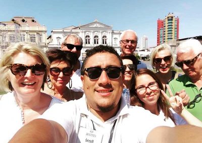 Beto Manzano, guía DSV y su grupo en plaza Prat de Iquique